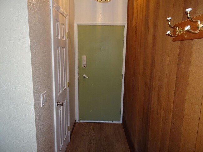Building Photo - Redmond Bridle Trails 2 Bed 2 Bath Condo!