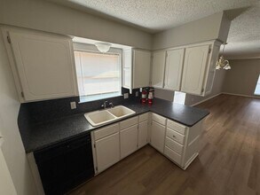 Building Photo - 510 Rosedale Dr