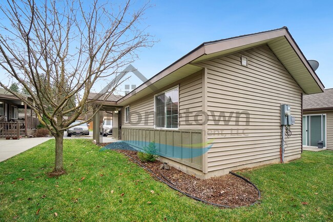 Building Photo - 1 Bedroom 1 Bath Cottage with Off Street P...