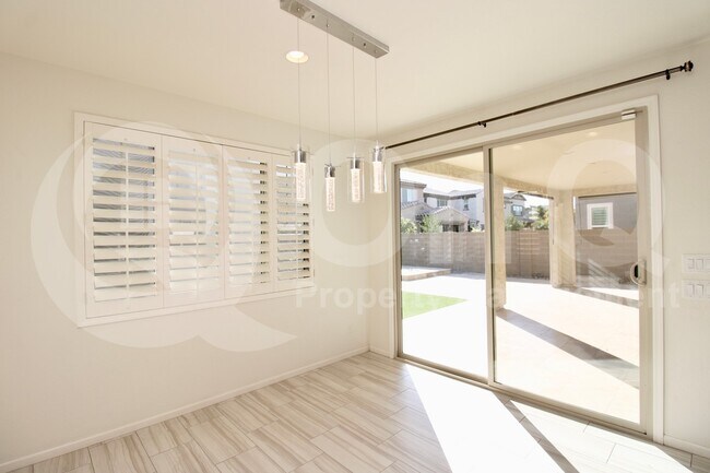 Foto del edificio - 241 E Wisteria Dr