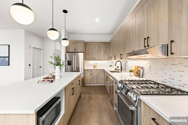 Foto del edificio - 240 Columbia Ave