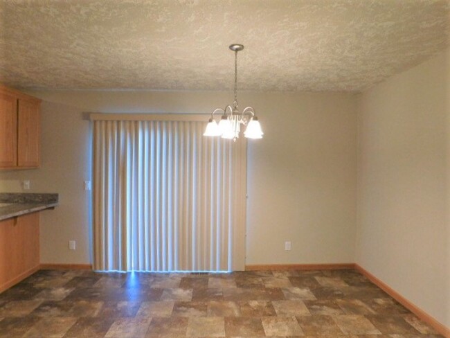Building Photo - 3Bd/2.5Ba Two Story House - Available to V...