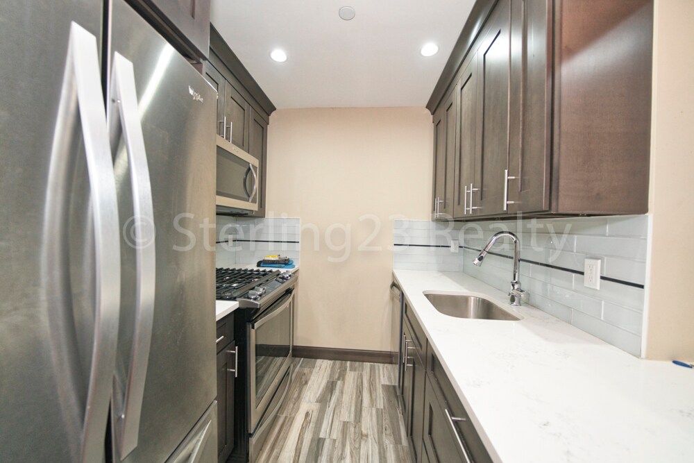 Primary Photo - 2108 Steinway St