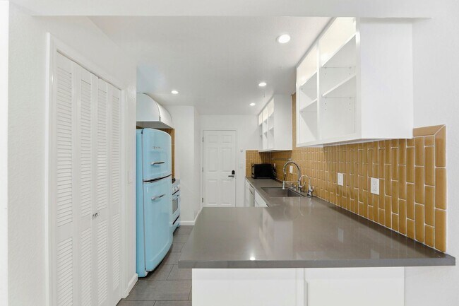 Foto del edificio - 2 Bedroom Townhome with Private Yard and 2 Car Garage in Santa Clara