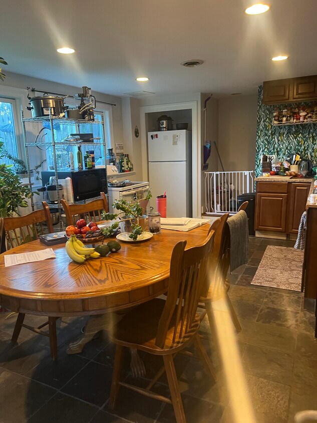 107 Oakcrest Rd Unit Downstairs, Ithaca, NY 14850 Apartments in