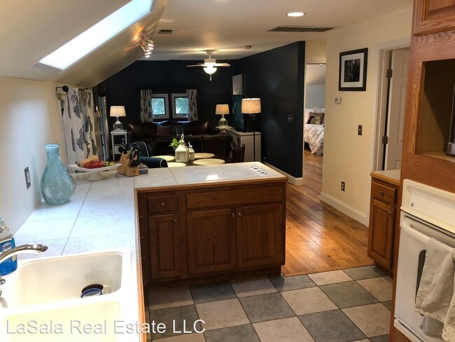Foto del edificio - 2 br, 1 bath House - 14 John Steele Road
