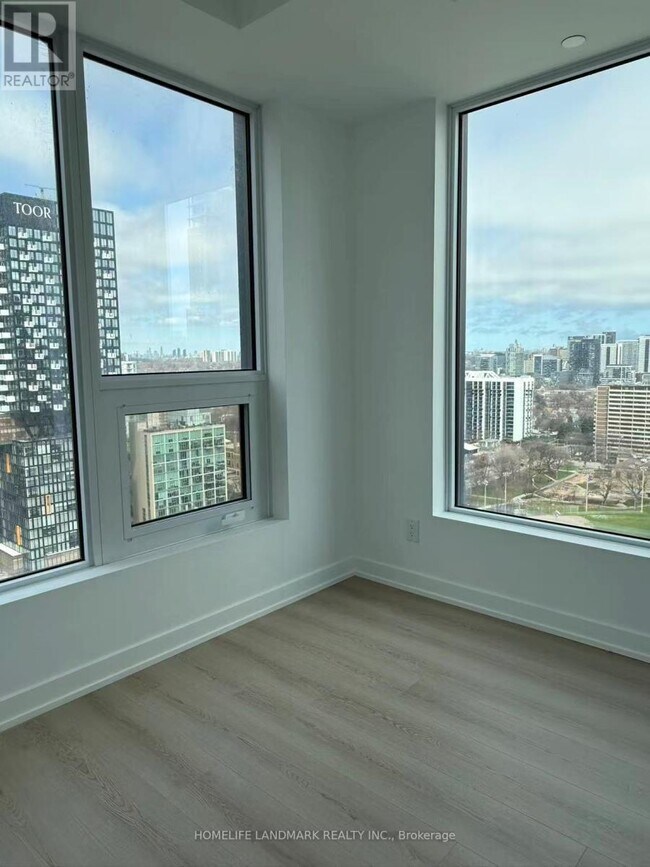 Photo du bâtiment - 100 Queen St E