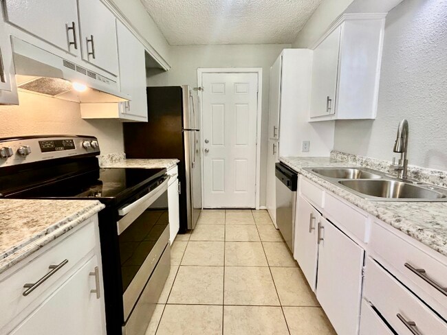 Foto del edificio - 3836 Englewood Cir