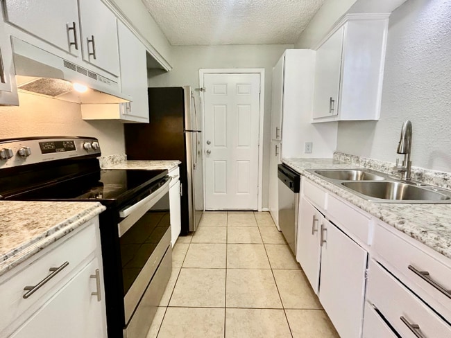 Building Photo - 3836 Englewood Cir