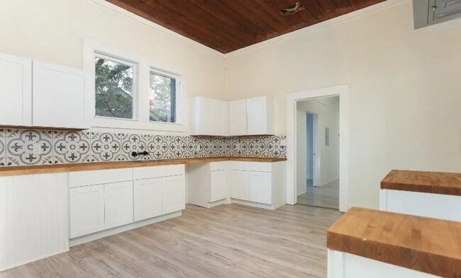 Building Photo - 2106 Saunders Ave