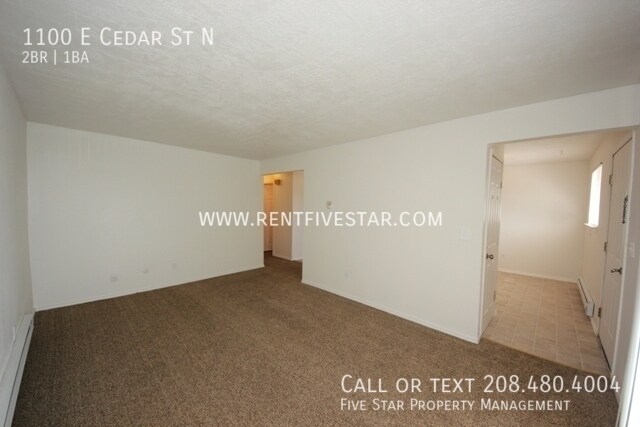 Building Photo - Upstairs Apartment In Central Location! Vi...