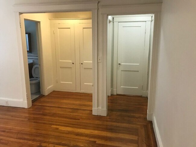 Foto del edificio - 7/1 No Fee! Spacious Studio in elevator building, low move in cost!