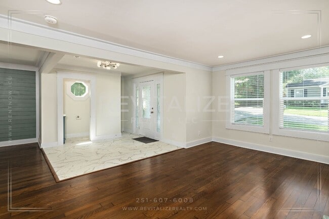Building Photo - Gorgeous Spring Hill Home!
