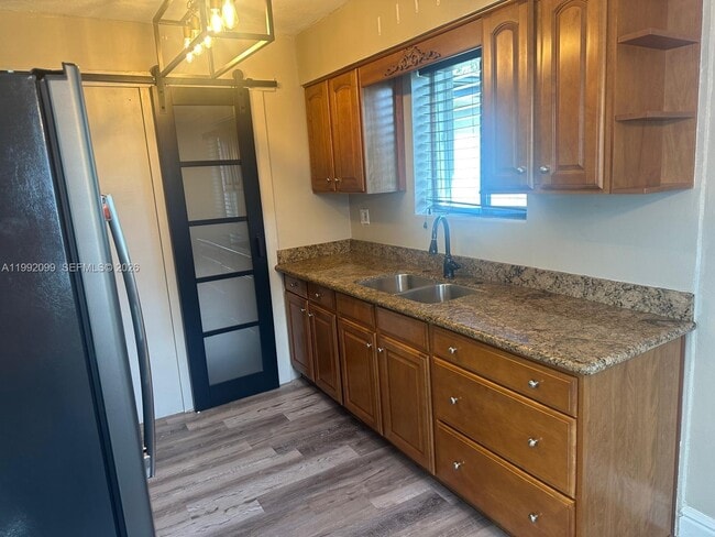 Foto del edificio - 1166 W 24th St