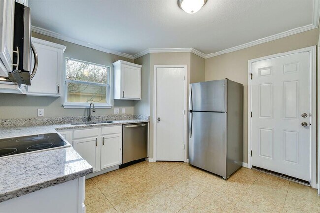 Building Photo - 3000 Meadow Ln