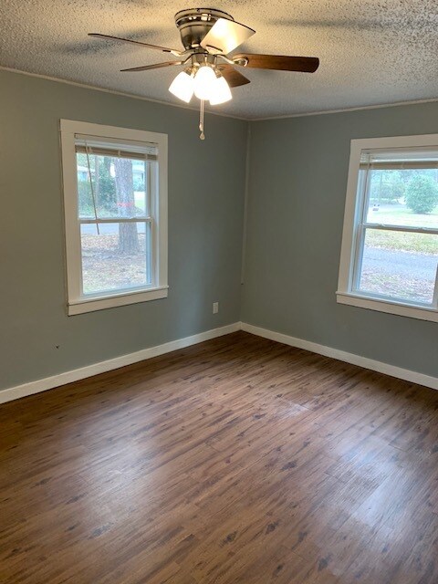 Building Photo - 4065 Hillcrest Ln W