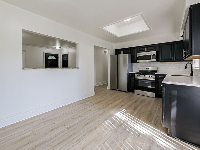 Foto del edificio - Rare Leasing Opportunity in the Highly Des...