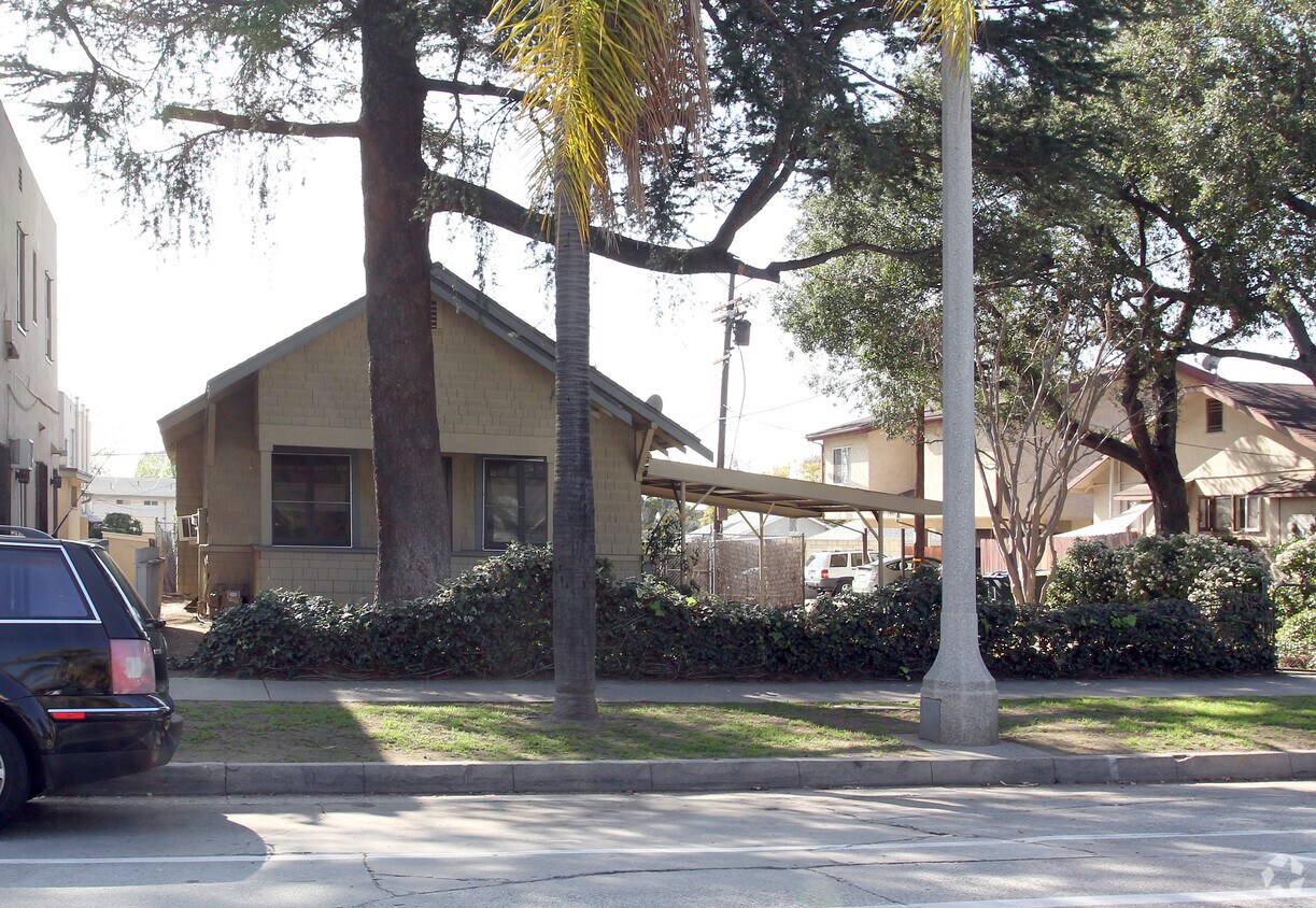 Building Photo - 1998 E Villa St