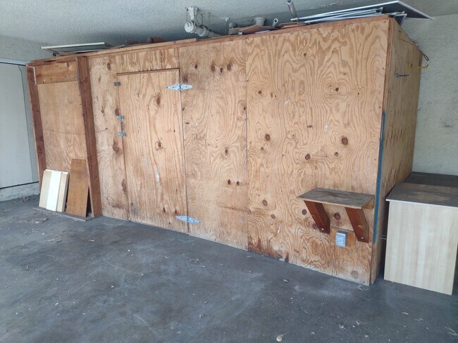 Building Photo - 5837 Oak Ave