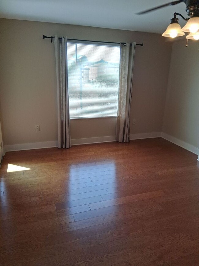 Foto del edificio - Lake Plaza Condominiums Unit #802: 3bed/2bath Available FALL 2026 - Move in August 13, 2026! Rent...