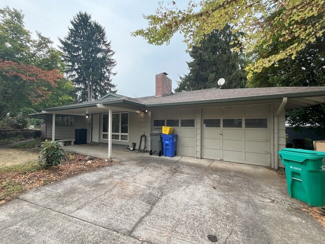 Building Photo - Classic Comfort: 3-Bed, 1.5-Bath Home with Covered Patio & Deck