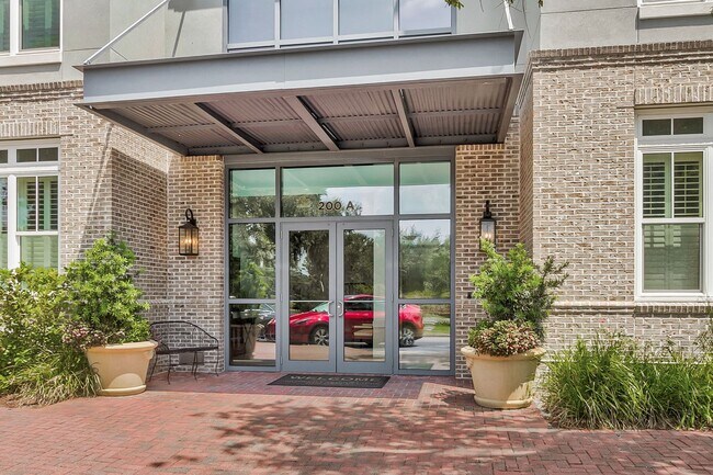 Foto del edificio - 200 River Landing Dr