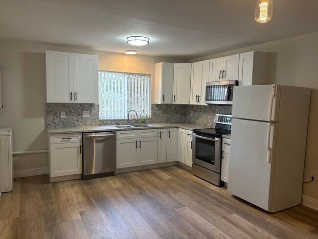 Cocina - Nueva, incluyendo encimeras de mármol - 3802 N Lake Dr