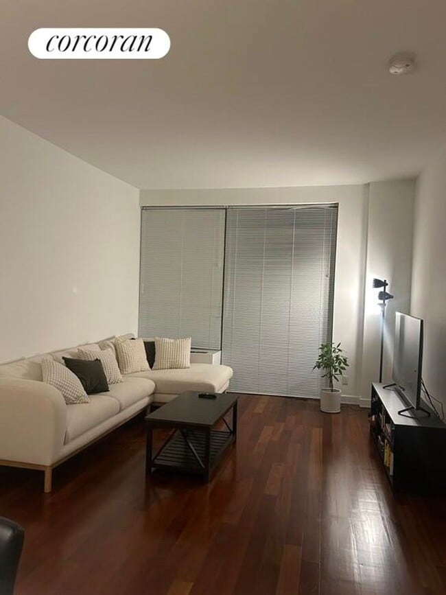 Foto del edificio - 41-17 Crescent St