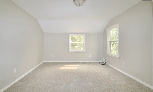 Building Photo - 142 Cloran St