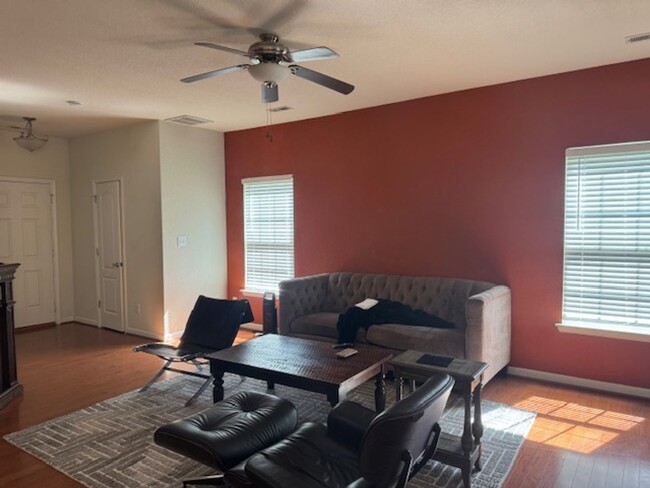 Foto del edificio - Beautifully Maintained 3-Bedroom Townhome ...