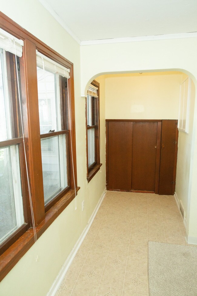 Building Photo - 1043 W Washington Unit 2