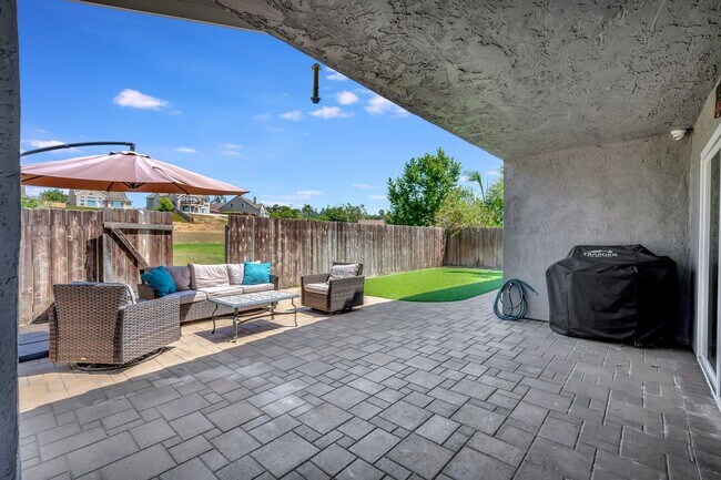 Building Photo - Stunning Home in San Marcos