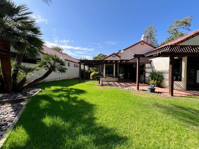 Building Photo - Beautiful 3 Bed / 2.5 Bath Single Story Ho...
