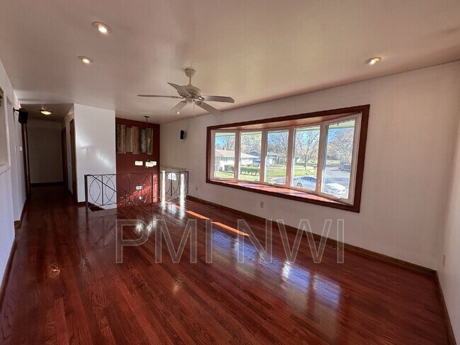 Foto del edificio - 944 W 54th Pl