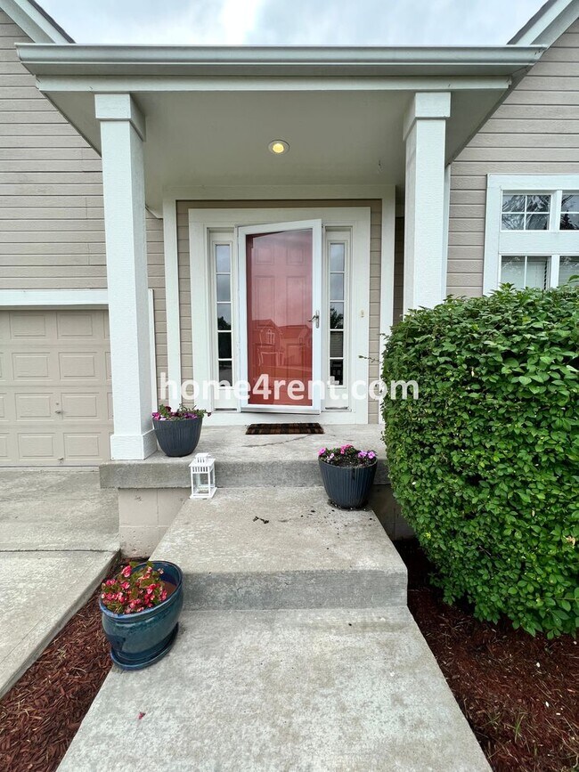 Foto del edificio - Updated Kitchen w/ Granite Counters, SS Appliances, Finished Basement and a Fenced Yard!