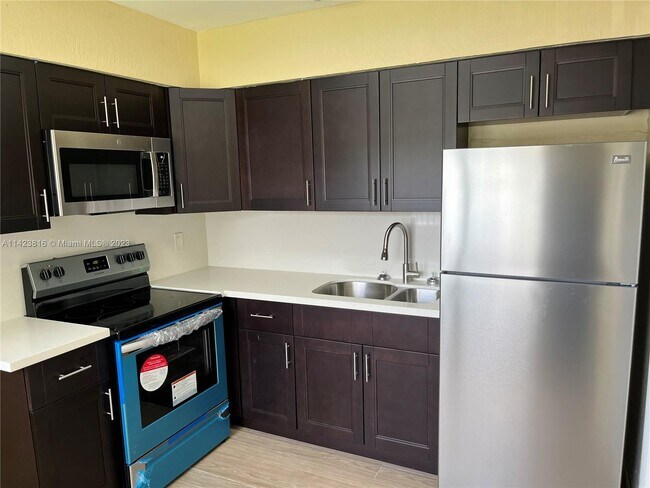 Foto del edificio - 5817 SW 27th St