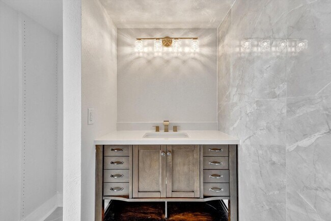 Foto del edificio - 6181 Balboa Cir