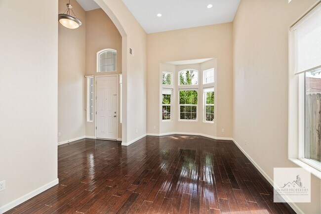 Foto del edificio - Beautiful 4 Bedroom 3 Bath Home with Solar in Northeast Fresno!