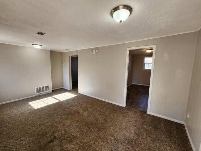 Building Photo - 301 Club Rd