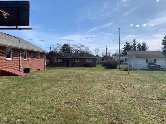 Building Photo - Move-in ready!! Bonus room that could easi...