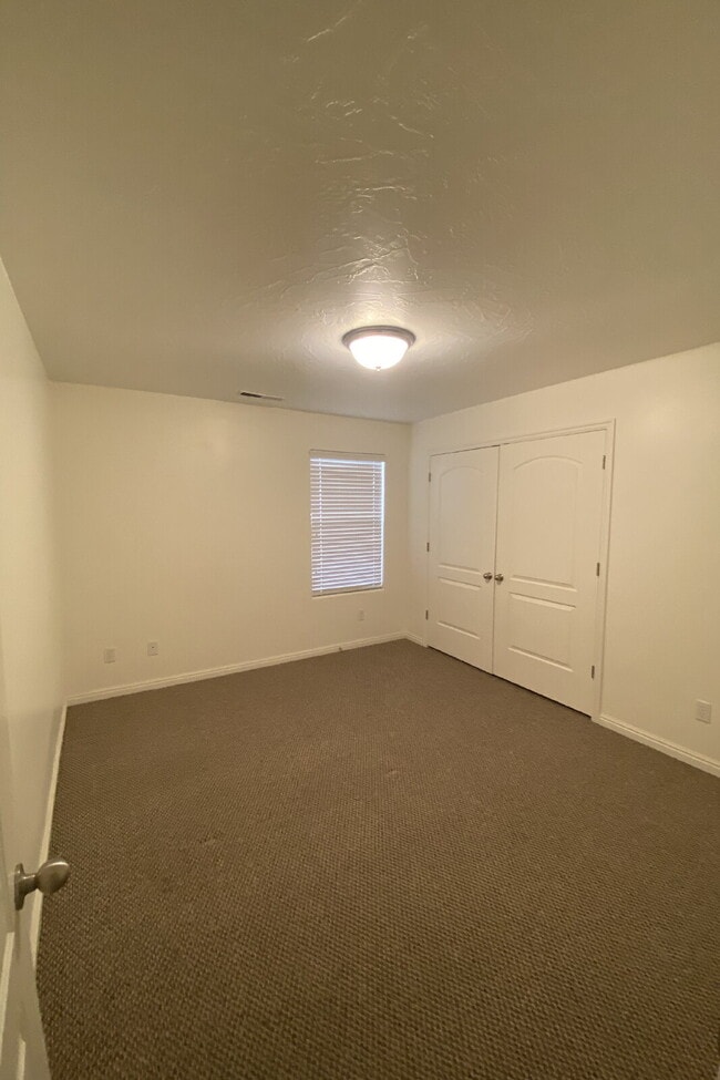 Building Photo - "Charming 2-Bed/2-Bath Townhouse in Prime Saint George Location with 1300 Sq Ft of Comfortable Li...