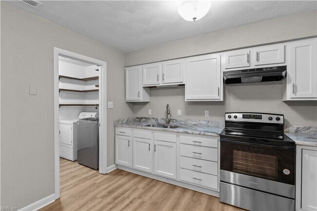 Foto del edificio - Updated Townhome in Virginia Beach
