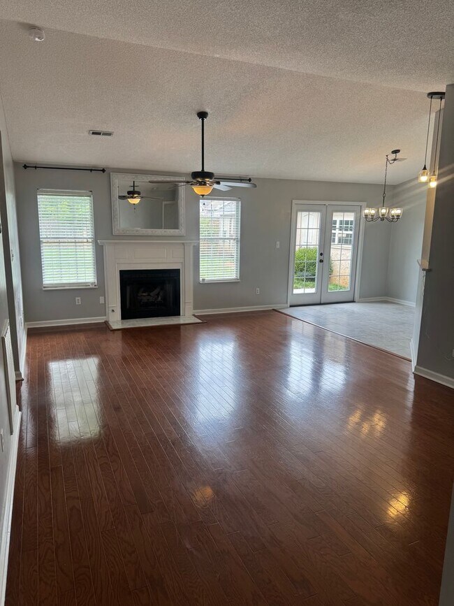 Foto del edificio - Knoxville 37918 - Beautiful 3 bedroom, 2 bath home in the heart of Powell - Contact Lisa Vineyard...