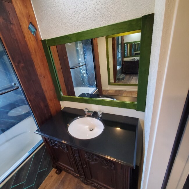 Foto del edificio - 2835 E 8th St