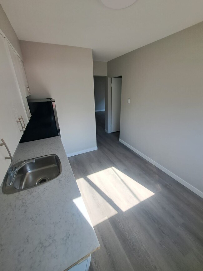 Photo du bâtiment - 10734-108 108 St NW