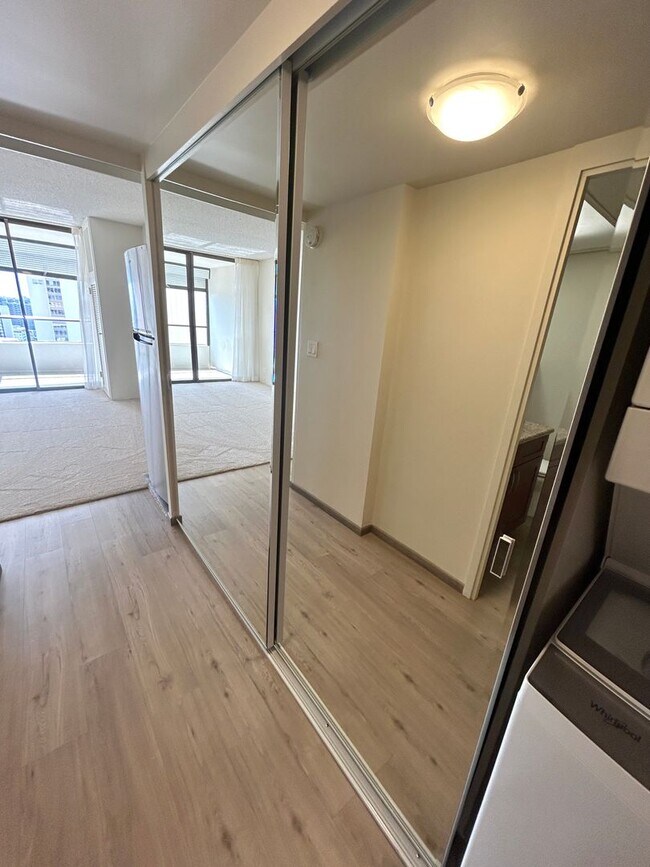 Foto del edificio - Available Now - High Floor Studio Apartmen...