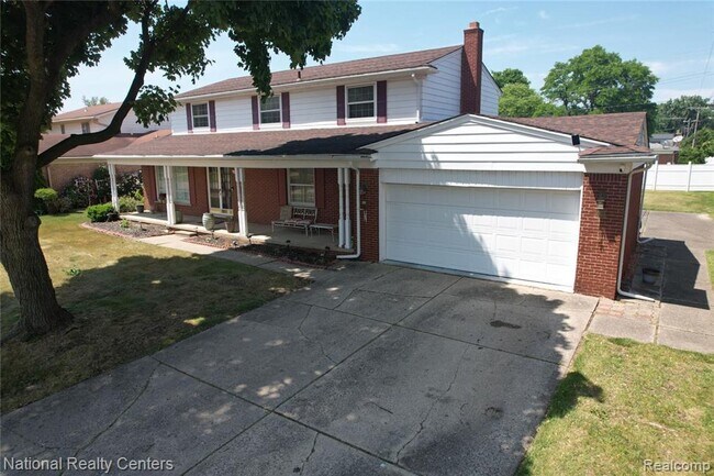 Foto del edificio - Spacious 4-Bedroom Colonial with Fireplace...