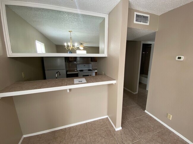 Building Photo - 1 bed 1 bath duplex unit