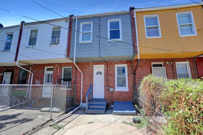 Building Photo - Spacious Renovated Baltimore Row-Home