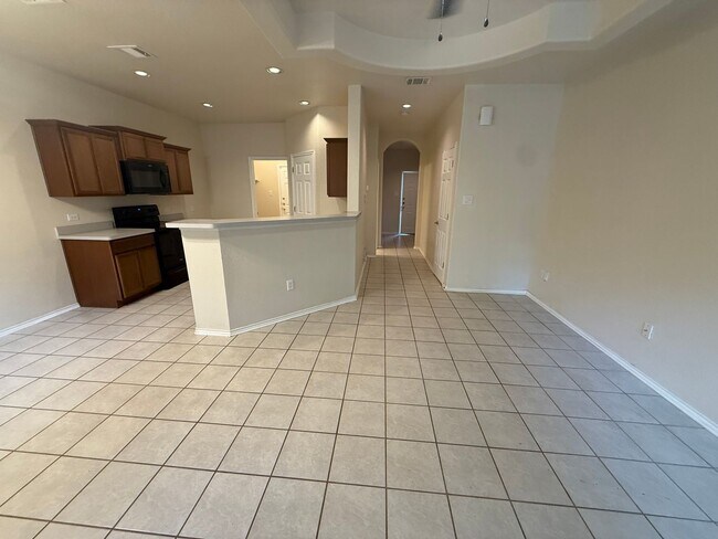 Foto del edificio - 3-Bedroom Home Near Downtown San Antonio | Pets Considered + Section 8 Welcome